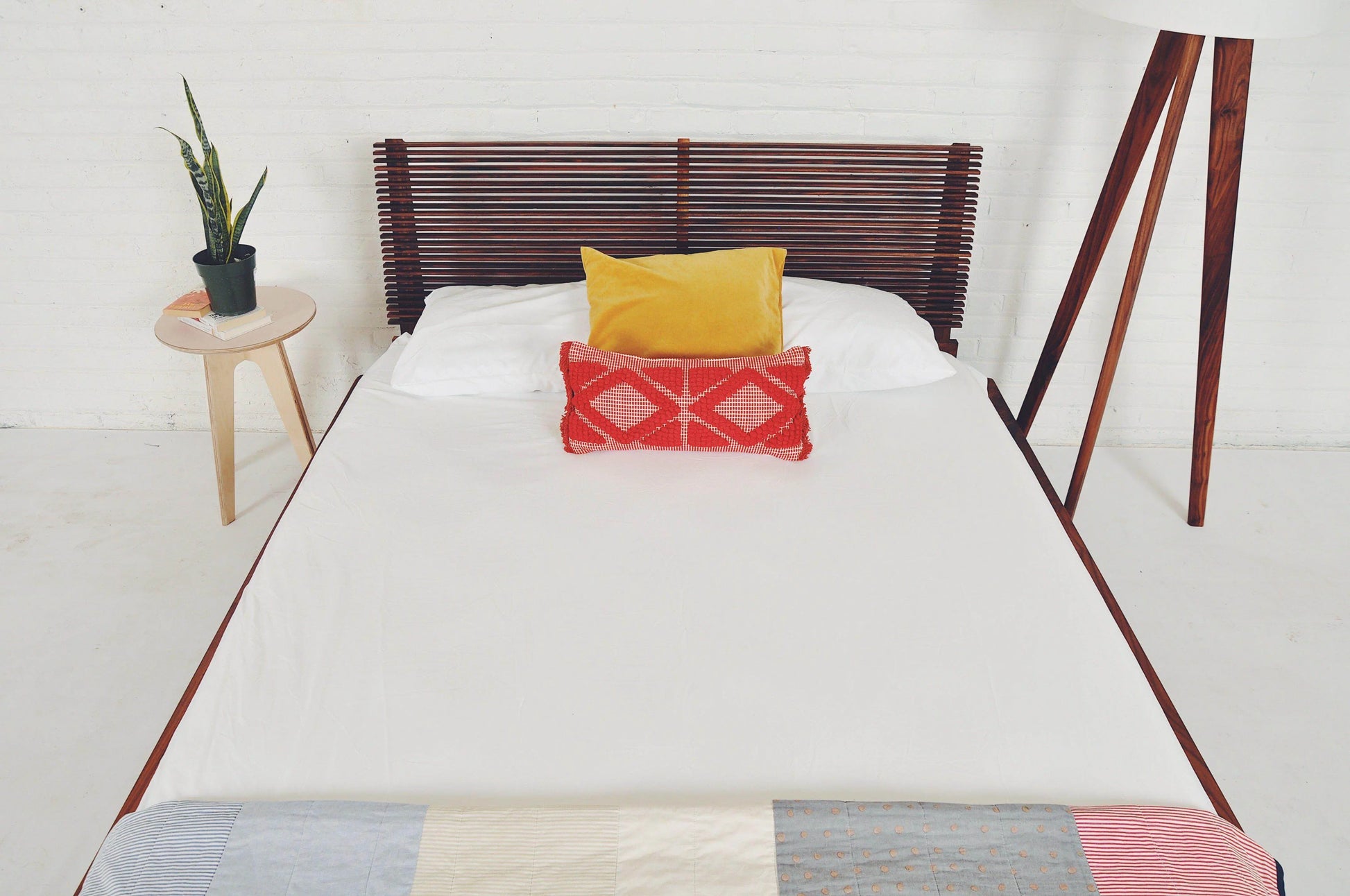 10-degree angled louvered headboard of The Baxter for unmatched comfort