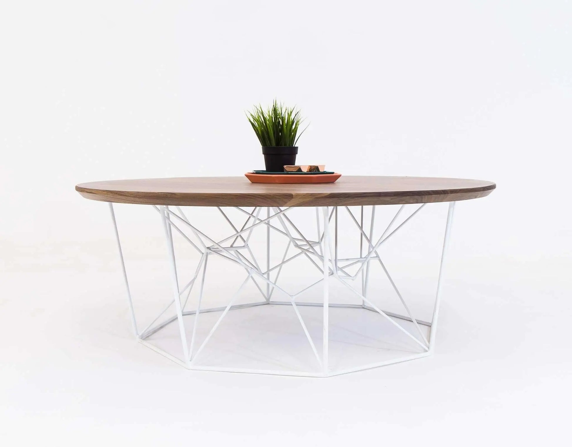 The Mila round coffee table with a spacious surface and mid-century feel